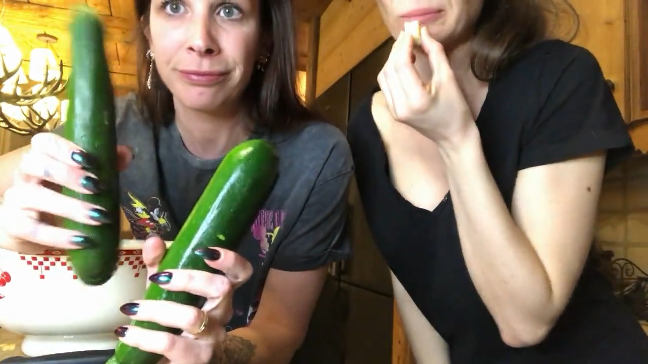 Fk2 Life avec BBMarie Nue Lesbian - Cuisine Folle des Courgettes Utilisées Comme Godes Achetées au Supermarché - Jour 6 Semaine de Ski Vidéo Porno Leaks Borntobefuck