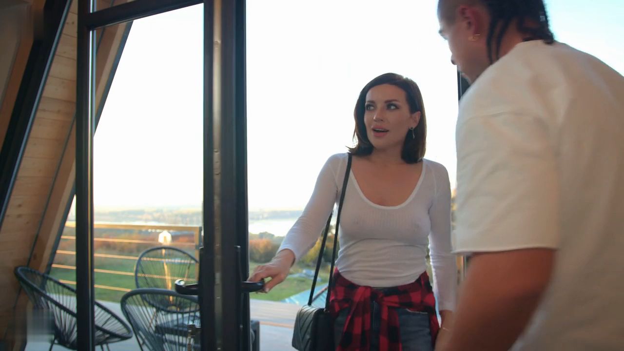 Luna Roulette a une Affaire Secrète à une Fête avec Sa Meilleure Amie Vidéo Porno Leaks Borntobefuck