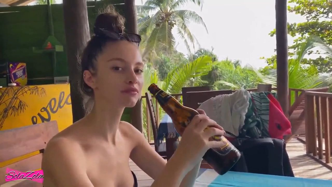 SolaZola Sextape Recibe Blowjob en el Jardín de Su Hotel Vídeo Filtrado Borntobefuck