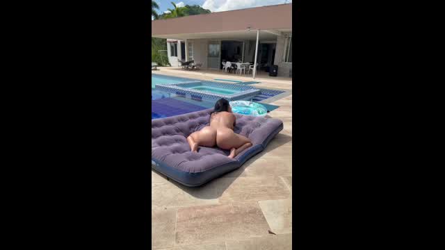 Beurette qui attend de se faire defoncer dans sa piscine 🥵 (MYM gratuit à vie en bio) Borntobefuck