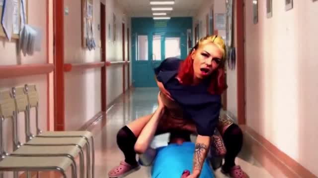 Sophia Blackfoxx Sextape fickt die Krankenschwester im Flur Pornovideo Borntobefuck