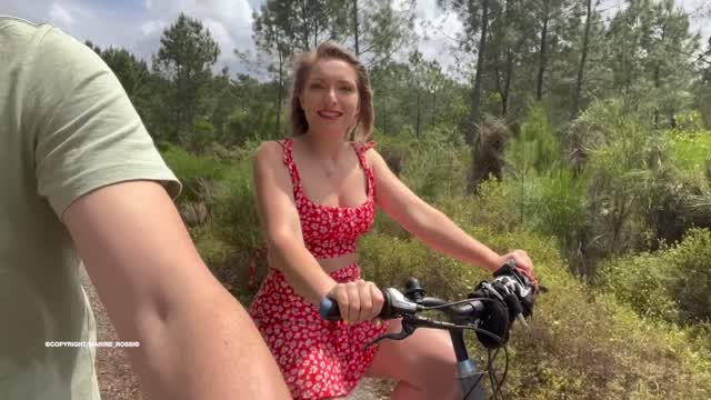 Marine Rossi Sexytape en Plein Air Pendant une Balade à Vélo Borntobefuck