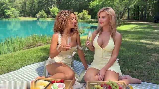 Mia Sorety e Marie Dee Cavalcano un Dildo Doppio all'Aperto Video Porno Leaks Borntobefuck