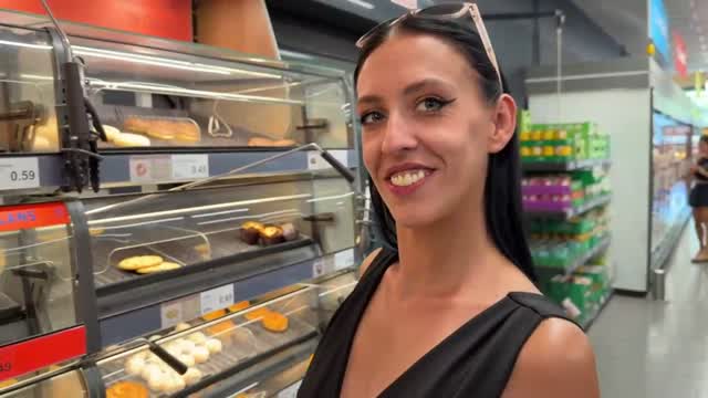 Louna - 28 Jahre Alt - Geht Einkaufen und Kauft Zwei Hengste - Jacquie Et Michel TV Borntobefuck