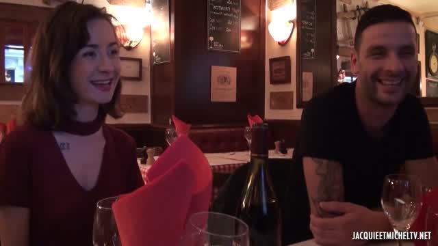 Julie - 21 Ans - Serveuse dans un Restaurant Italien - Jacquie et Michel TV Vidéo Porno Borntobefuck