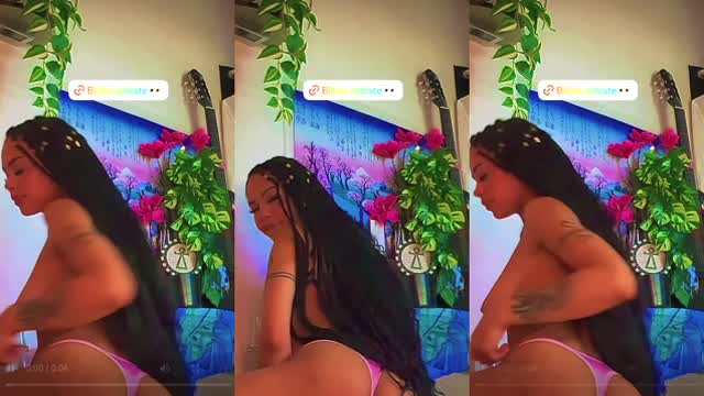 Iambillies Nue Gothique Métisse Française Montre Son Téton dans Sa Chambre Vidéo Borntobefuck
